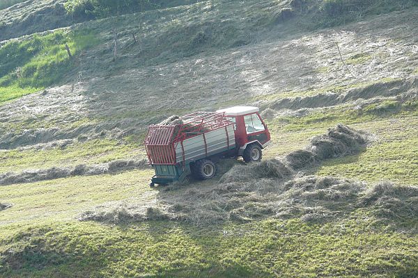 Heuarbeit mit Spezielmaschinen Heuarbeit mit Spezielmaschinen