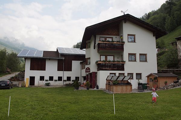 Der Hof im Spätsommer Der Hof im Spätsommer